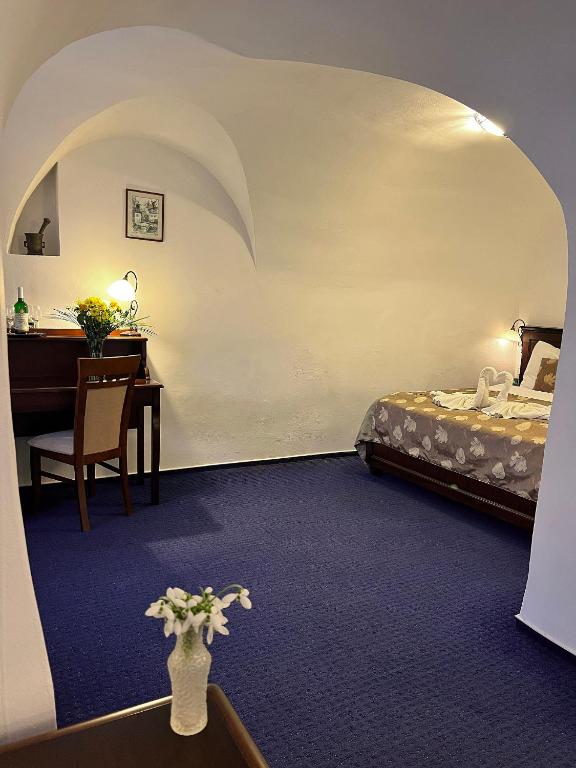 Łóżko lub łóżka w pokoju w obiekcie Hotel Joseph 1699