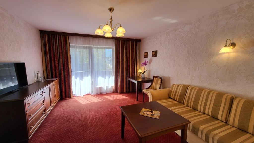 TV a/nebo společenská místnost v ubytování Hotel-Restaurant Batzenhäusl