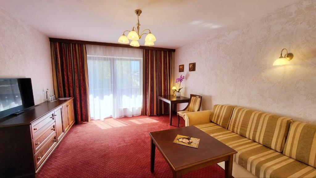 TV a/nebo společenská místnost v ubytování Hotel-Restaurant Batzenhäusl
