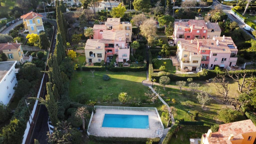 une vue aérienne d'une maison avec piscine dans l'établissement Pool studio, terrace, garden, à Cagnes-sur-Mer
