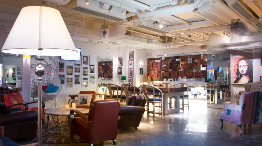 un magasin avec des chaises et des tables dans une pièce dans l'établissement Mini Hotel Causeway Bay, à Hong Kong