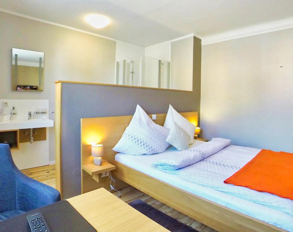 Postel nebo postele na pokoji v ubytování Hotel Maurer