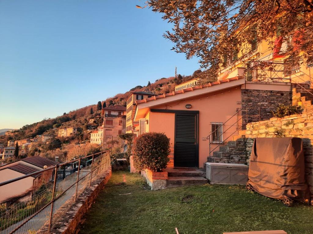 een klein huis met een heuvel op de achtergrond bij LA FINESTRA SUL MARE in Camogli