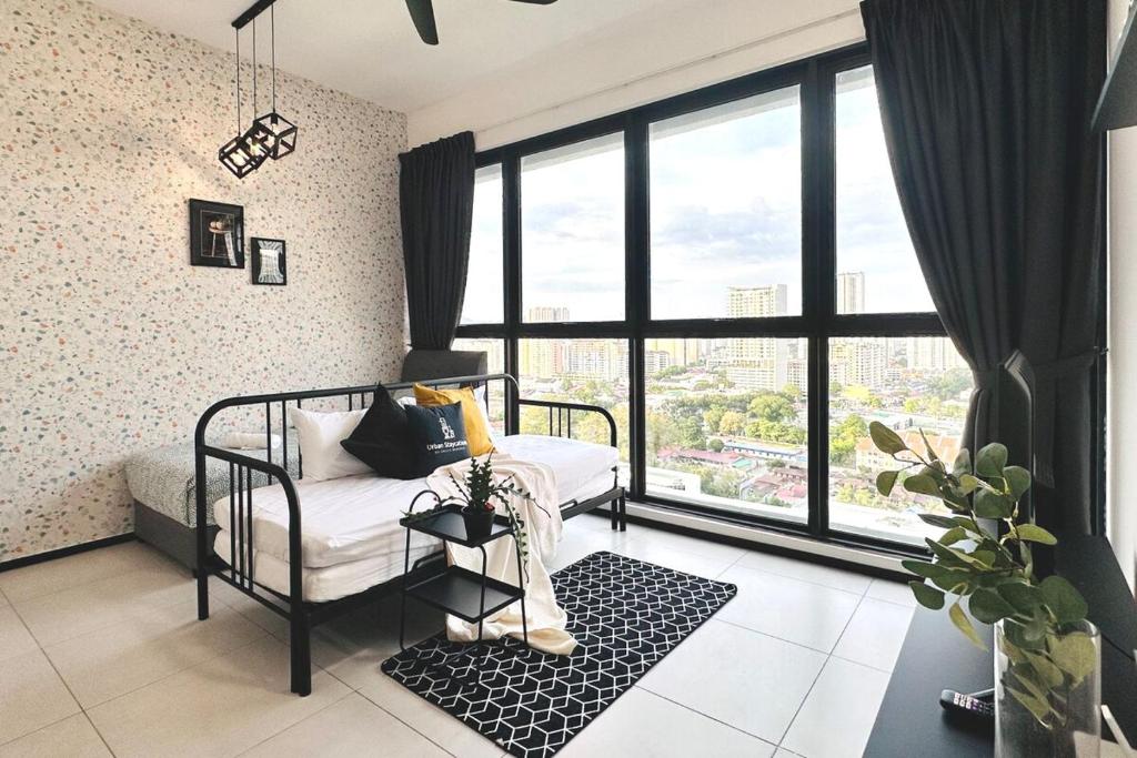 Un dormitorio con una cama y una ventana grande. en World Class Apartment In Georgetown 3BR 10pax, en Jelutong