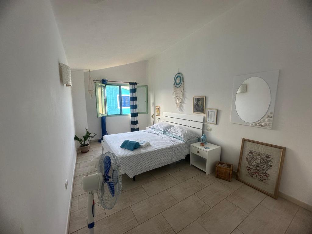圣玛丽亚More then a beautiful apart The real Morabeza Capeverdean hospitality的卧室里有一张床，墙上有一面镜子