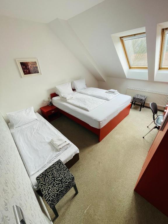 Postel nebo postele na pokoji v ubytování Hotel U Tří volů