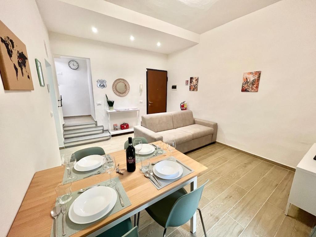 un soggiorno con tavolo, sedie e divano di Casa S Trinita 15 min train station, visit Tuscany a Prato