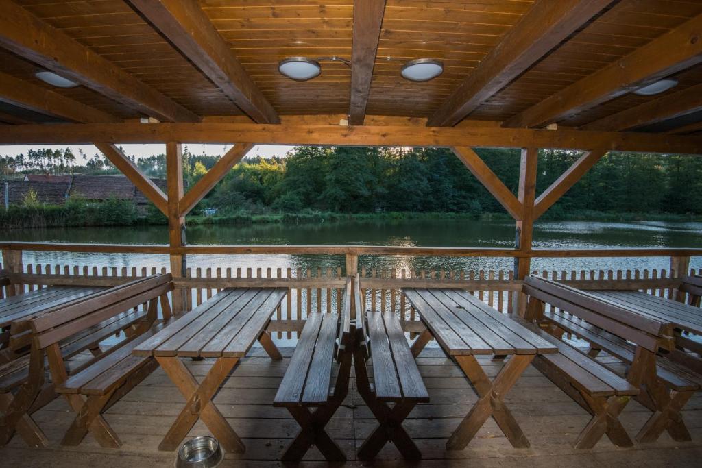 Výhled na řeku, která protéká v blízkosti hotelu
