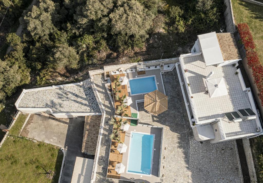 Bazén v ubytování La Vista Residence - 5 BDS, 2 private swimming pools, stunning sea views only 10 minutes from Corfu Town's Centre nebo v jeho okolí