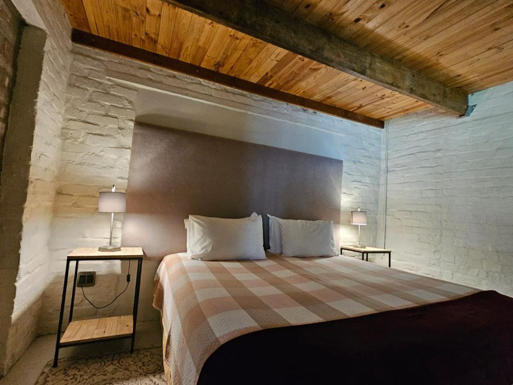 Postel nebo postele na pokoji v ubytování Hartland Garden Loft