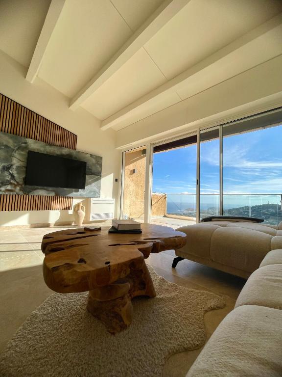 un salon avec une table et un canapé dans l'établissement Villa La Belle, à Cavalaire-sur-Mer