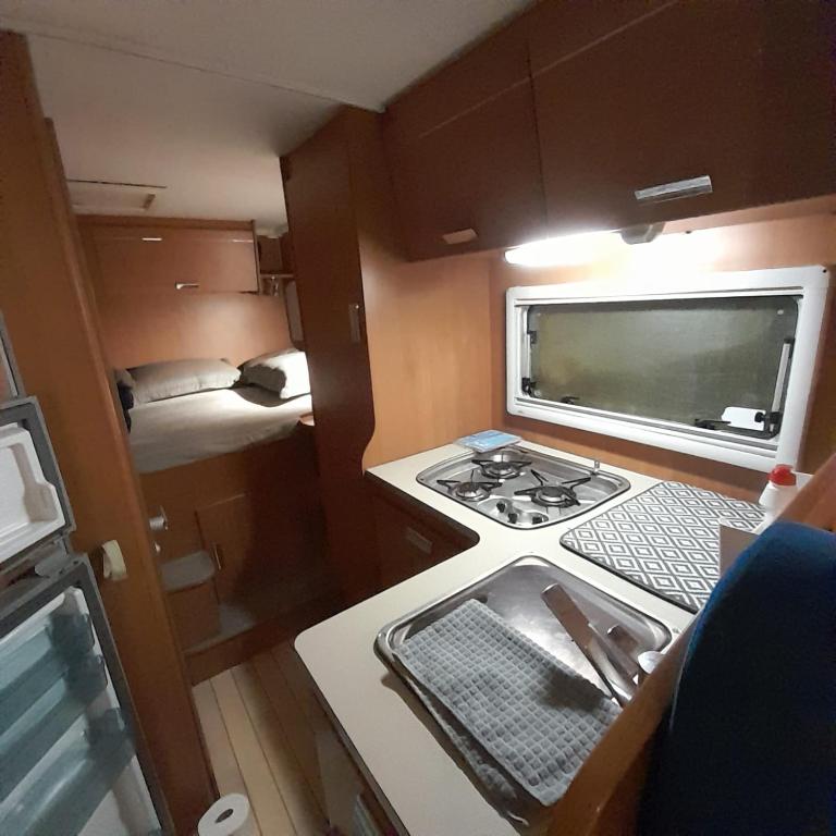 Kuchyň nebo kuchyňský kout v ubytování Camper Van For Rent