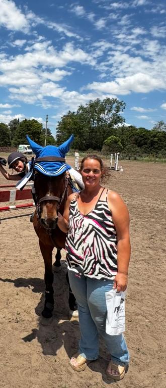 a woman standing next to a brown horse at No alquilar in Cucullú