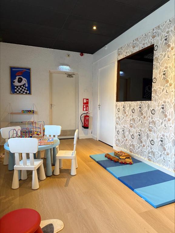 Een zitgedeelte bij Hotel Emilia
