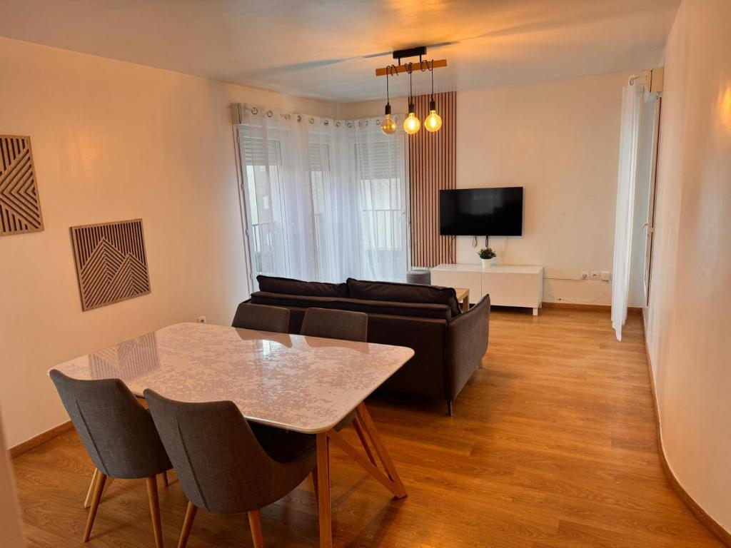 un salon avec une table et un canapé dans l'établissement Appartement Avec Terrasse proche Disney, à Montévrain