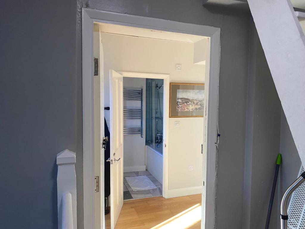 Postel nebo postele na pokoji v ubytování Victorian Building - sleeps 5 - Pet Friendly