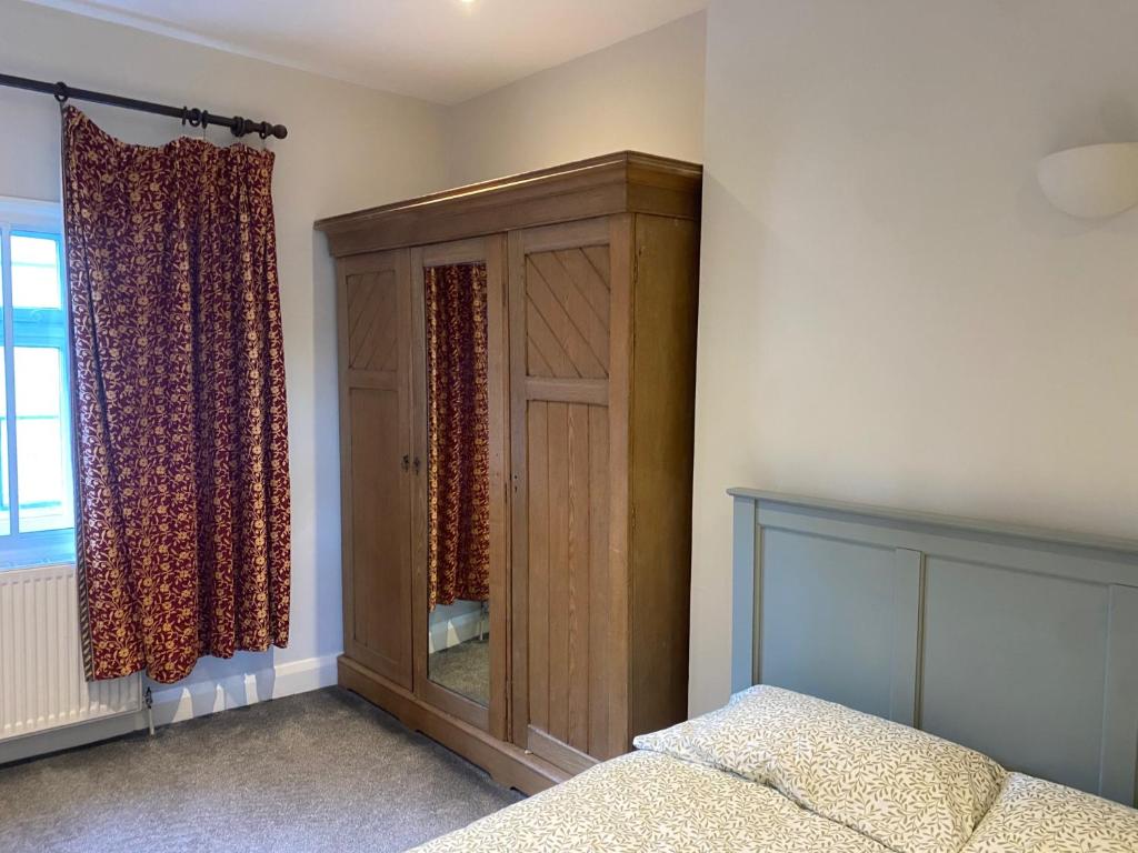 Postel nebo postele na pokoji v ubytování Victorian Building - sleeps 5 - Pet Friendly