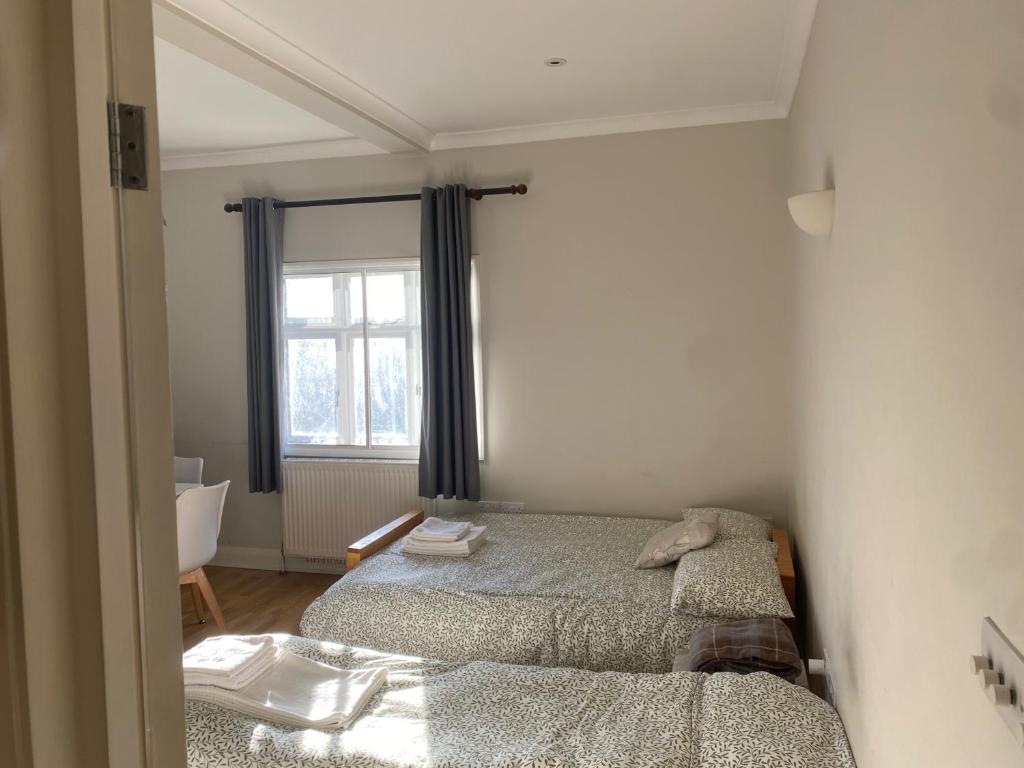 Postel nebo postele na pokoji v ubytování Victorian Building - sleeps 5 - Pet Friendly