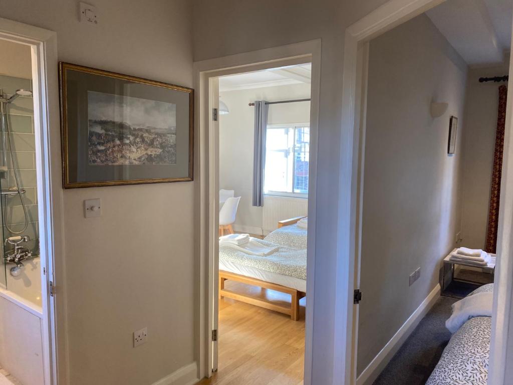 Postel nebo postele na pokoji v ubytování Victorian Building - sleeps 5 - Pet Friendly
