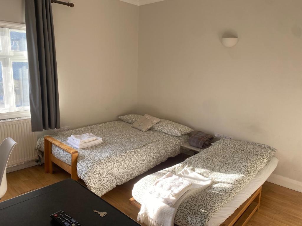 Postel nebo postele na pokoji v ubytování Victorian Building - sleeps 5 - Pet Friendly