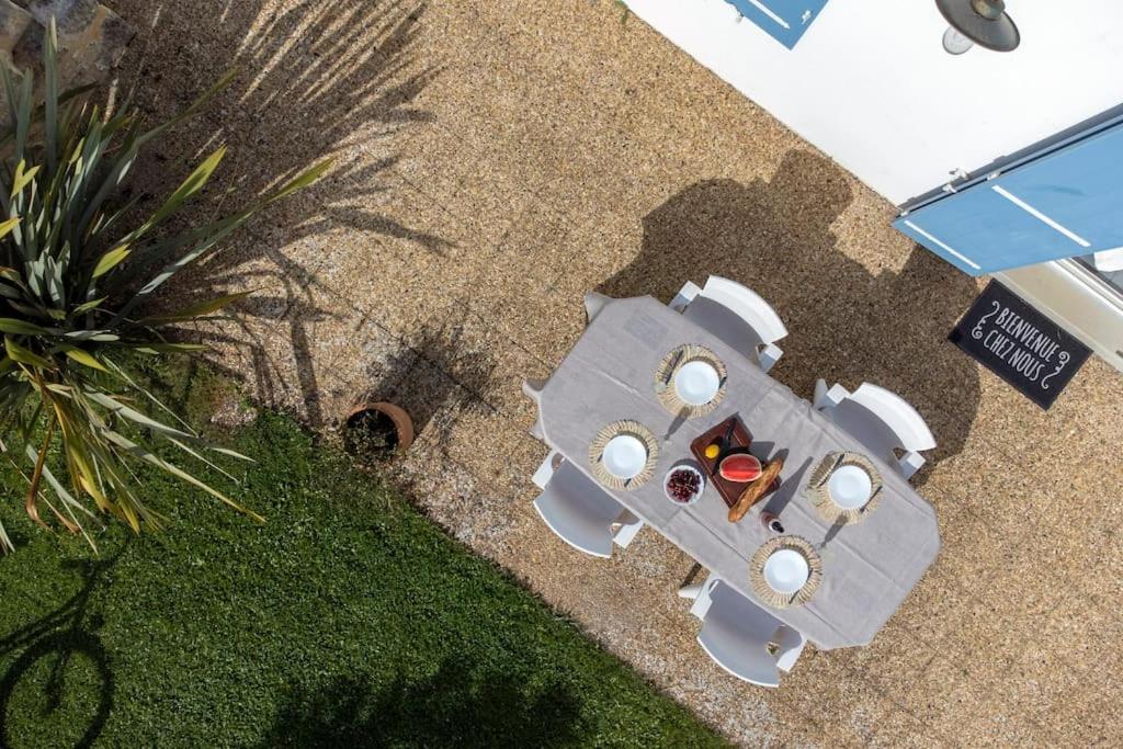 une vue de tête sur un bateau à jouets sur l'herbe dans l'établissement Maison avec jardin, à Sainte-Marie de Ré