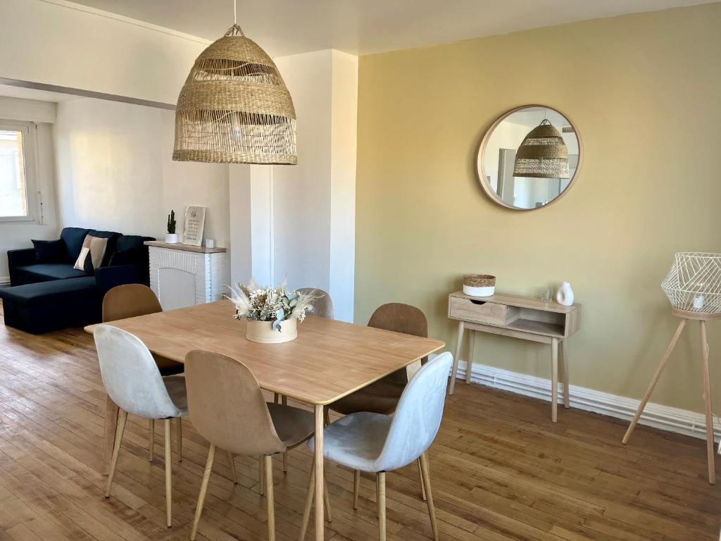 un salon avec une table et des chaises en bois dans l'établissement Le bon’heurt, à Le Portel