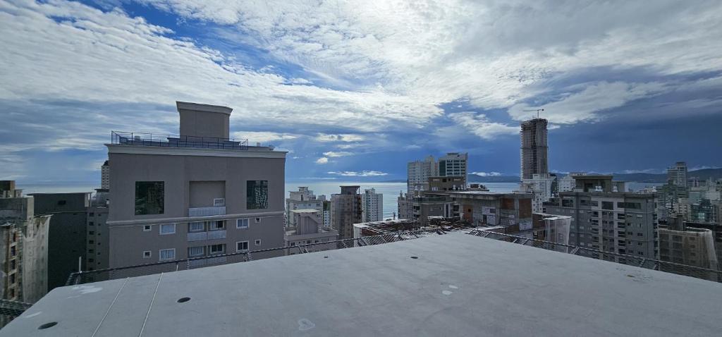 uma vista de uma cidade do telhado de um edifício em Apartamento 3 quartos com suíte em Itapema