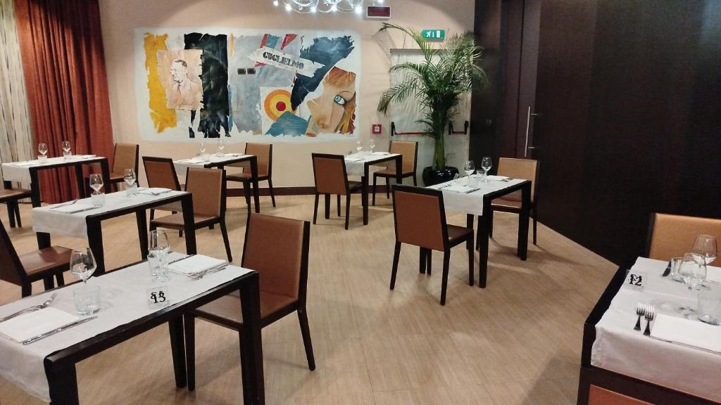 A restaurant or other place to eat at Hotel Guglielmo