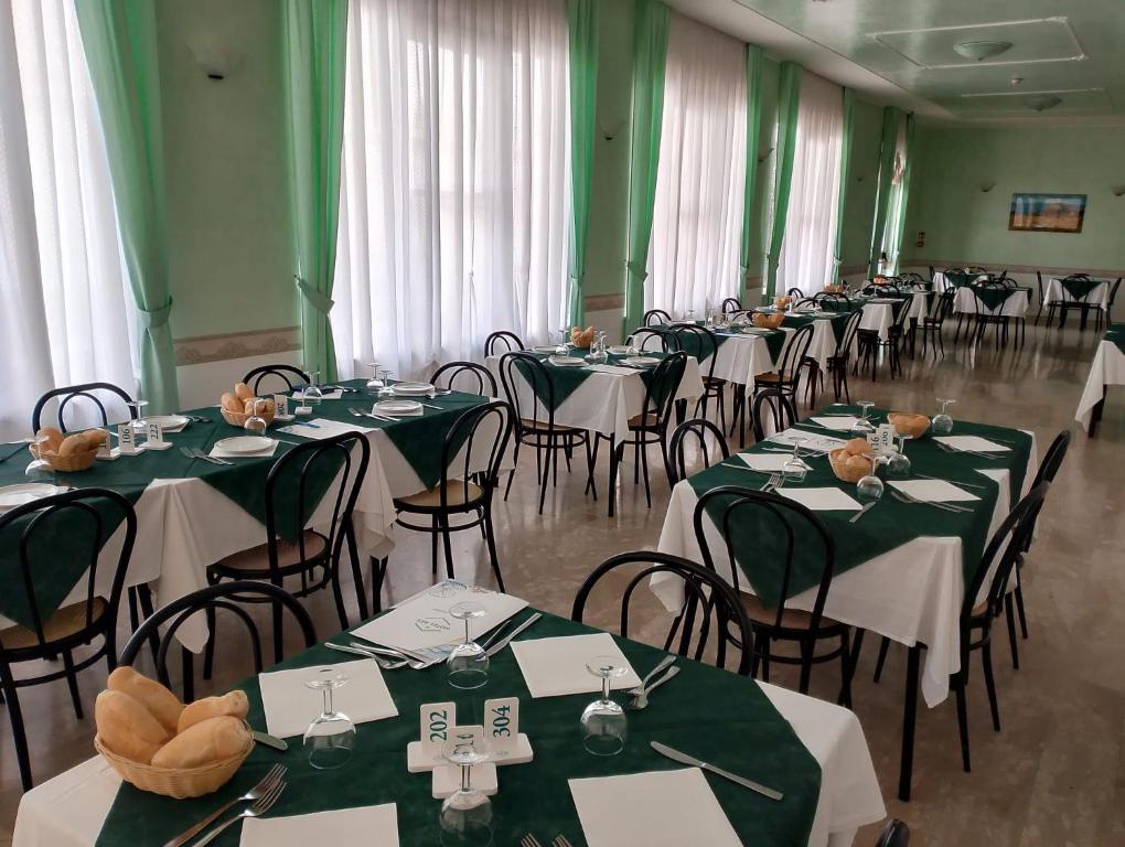 Restaurace v ubytování Hotel REX