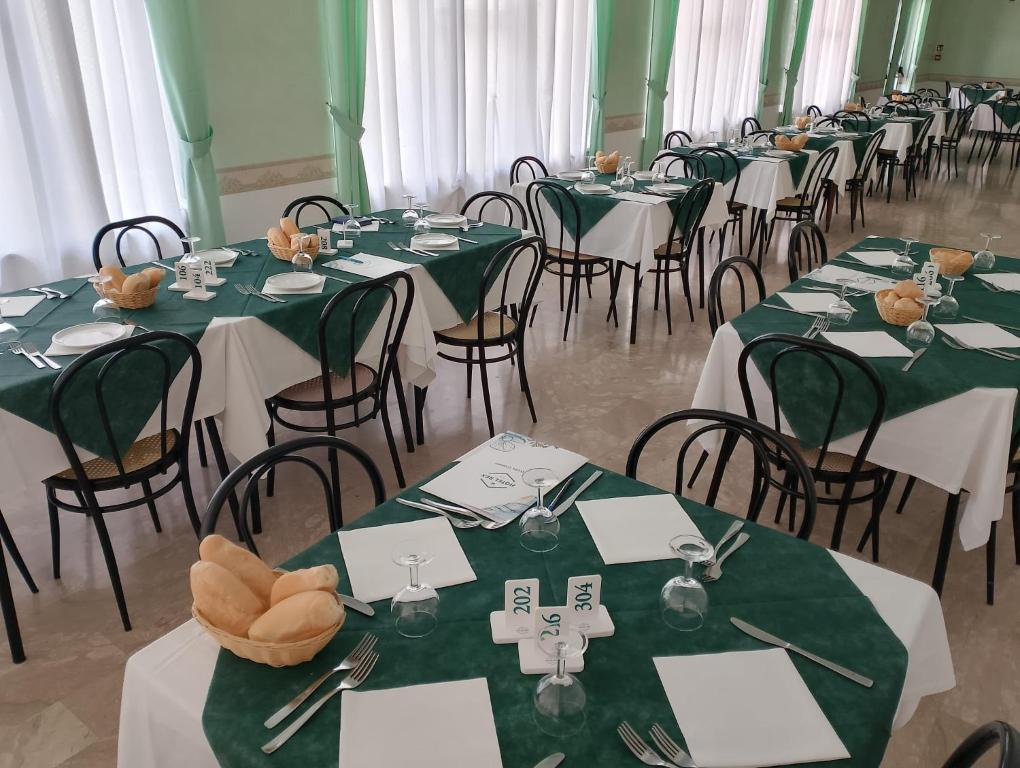 Restaurace v ubytování Hotel REX