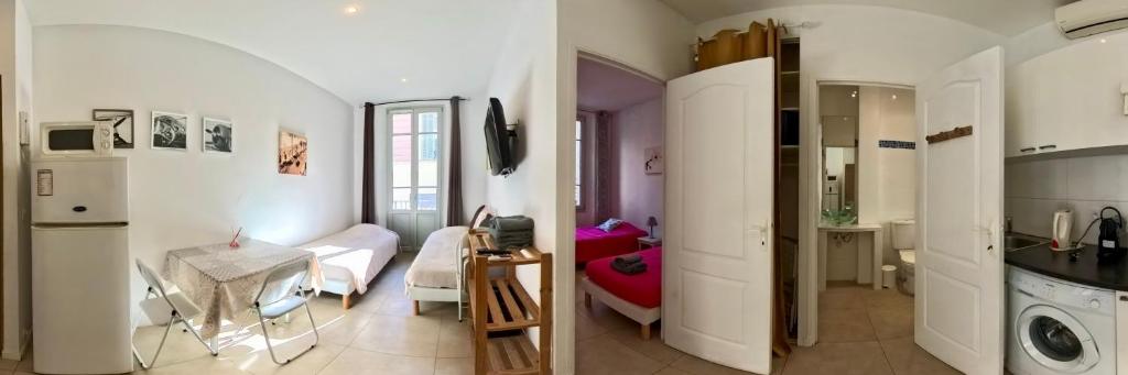 une pièce avec une cuisine et un salon dans l'établissement Résidence Angela à 7 minutes à pieds du Palais, plage..., à Cannes