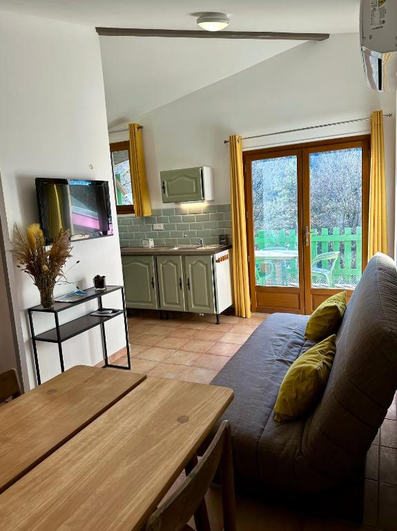 Kuchyňa alebo kuchynka v ubytovaní village vacances du camboussel