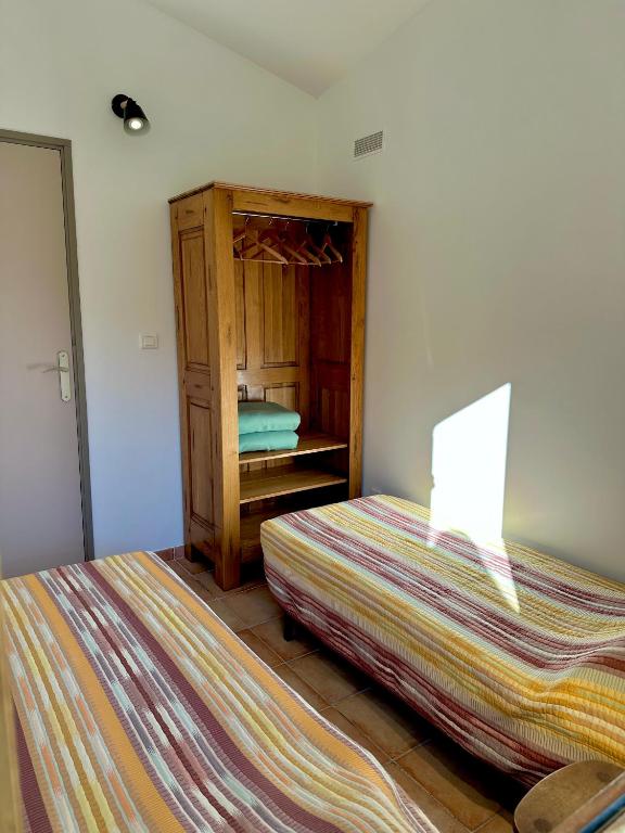 Posteľ alebo postele v izbe v ubytovaní village vacances du camboussel
