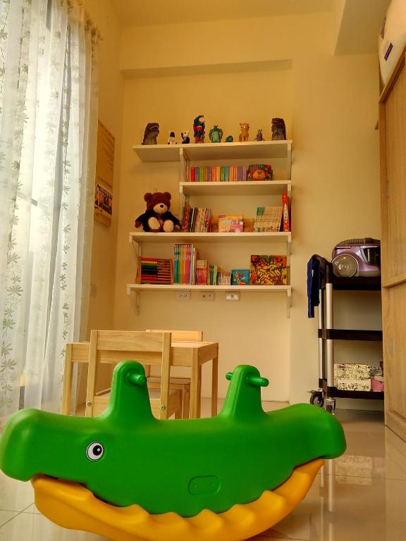 TV o dispositivi per l'intrattenimento presso 充電樁 羅東木村電梯民宿Luodong Tree BnB 雲朵朵二館 近週三清溝 免費洗衣機 烘衣機 星巴克咖啡豆 國旅卡特約店