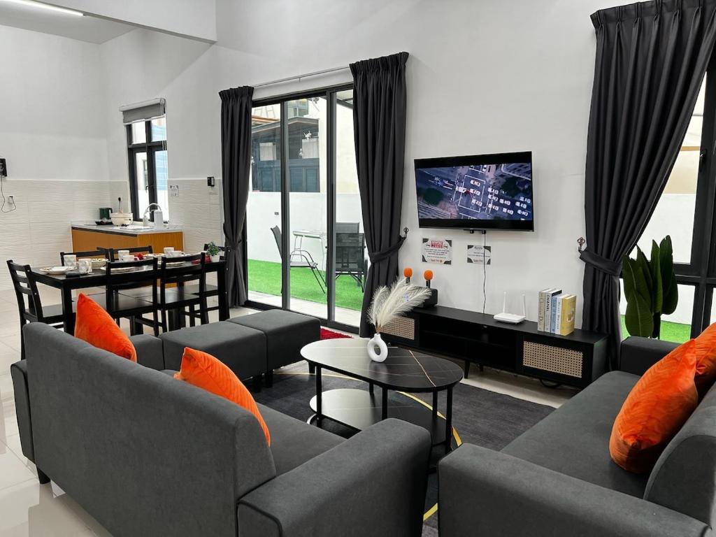 Una sala de estar con sofás, un televisor y una mesa. en New Luxury Semi-D In Banting, Pantai Morib - Nearby Tanjung Sepat, en Banting