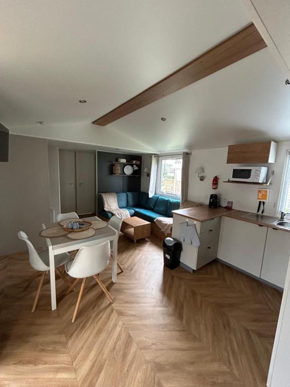 une cuisine et un salon avec une table et un canapé dans l'établissement Elise&Kévin, à Pont-Aven