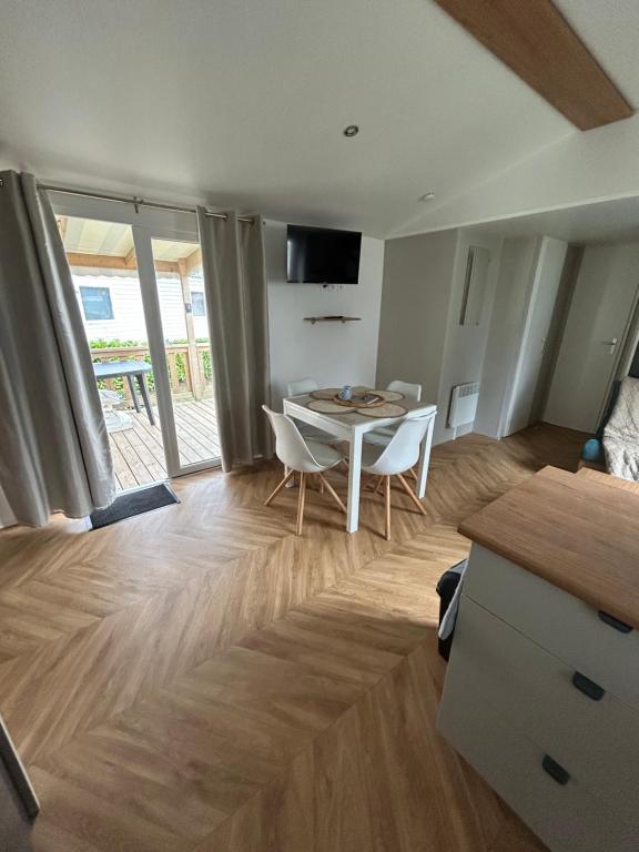 un salon avec une table et des chaises et une cuisine dans l'établissement Elise&Kévin, à Pont-Aven