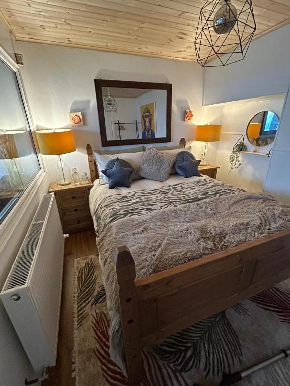 Postel nebo postele na pokoji v ubytování Bay View Hideaway Lahinch