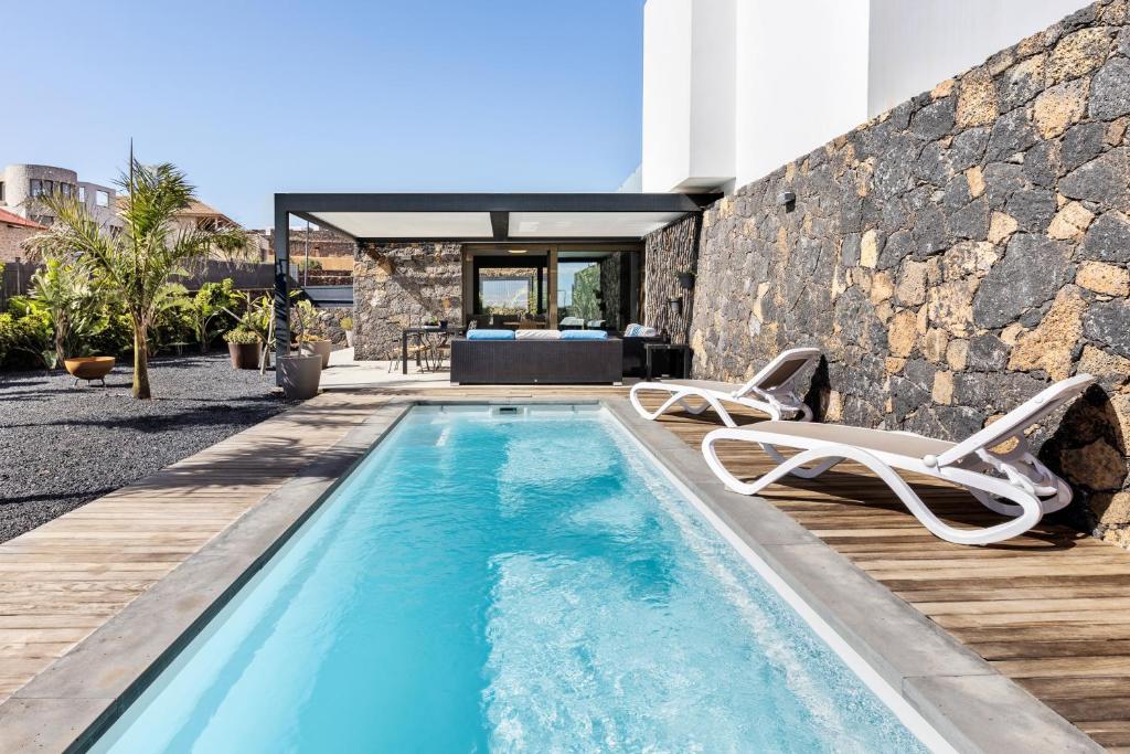 Πισίνα στο ή κοντά στο Villa La Tabaiba- Bright open spaces, private & heated pool