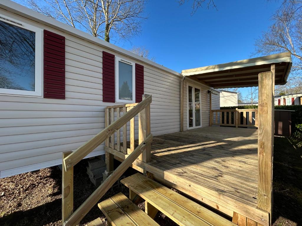 une rampe en bois menant à une maison dans l'établissement Elise&Kévin, à Pont-Aven