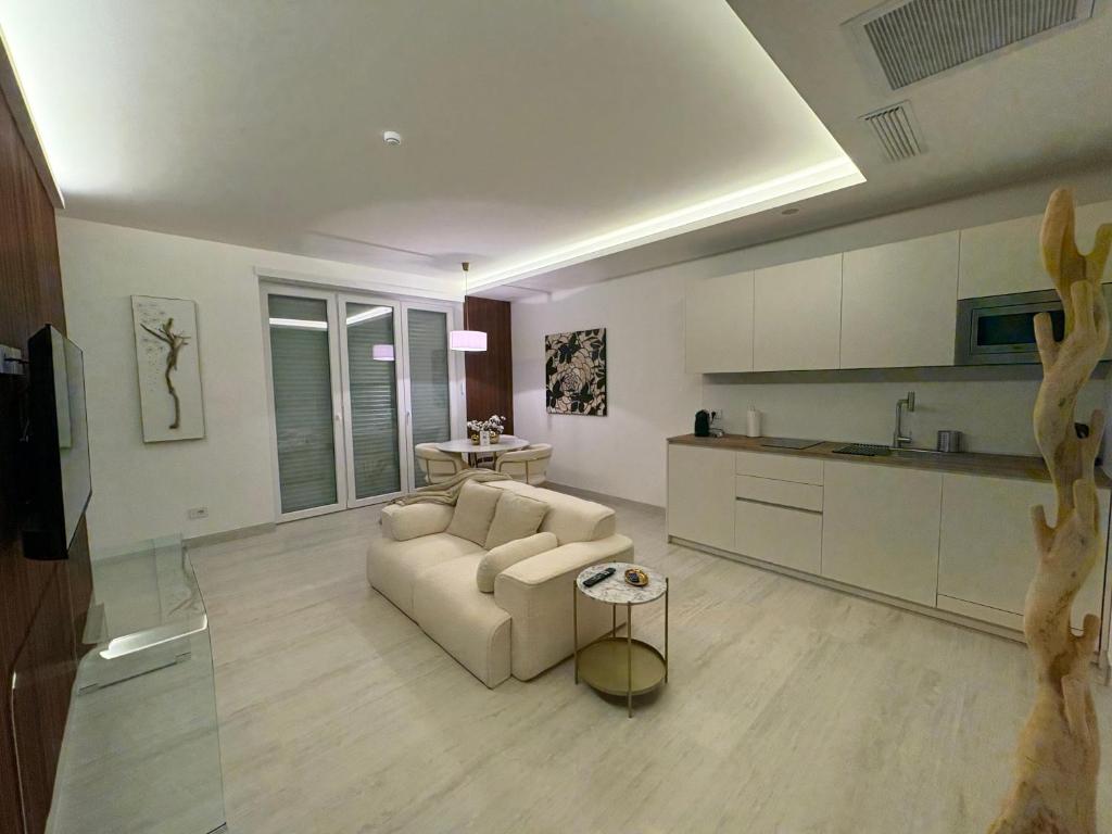 Kuchyň nebo kuchyňský kout v ubytování Ram7 Lux Charmant Apartment Gallarate