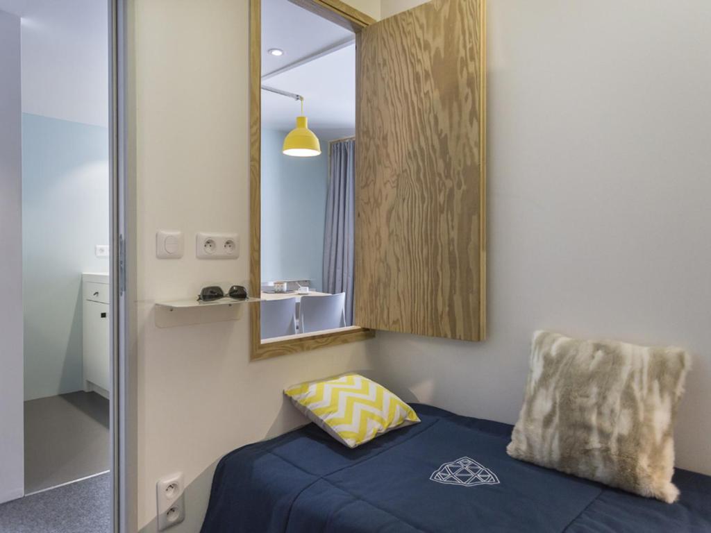 Łóżko lub łóżka w pokoju w obiekcie Studio cabine rénové pour 5 pers. avec balcon, au calme, proche Transarc et commerces, Wifi inclus - FR-1-346-355