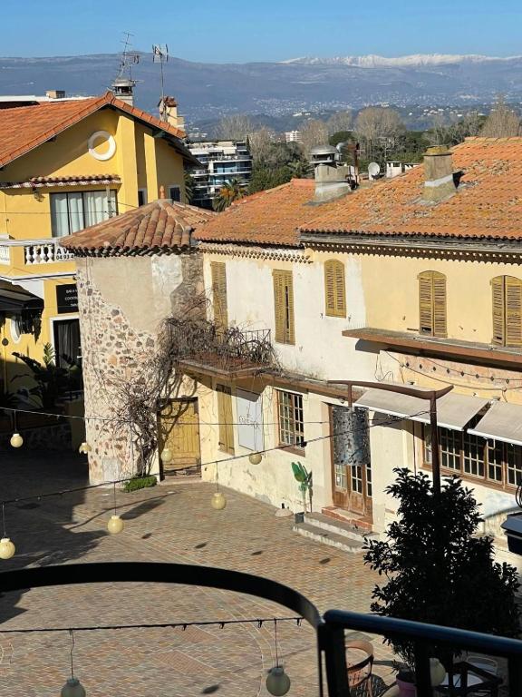 - un balcon offrant une vue sur un bâtiment dans l'établissement Appartement provençal cœur du village, à Mandelieu-la-Napoule