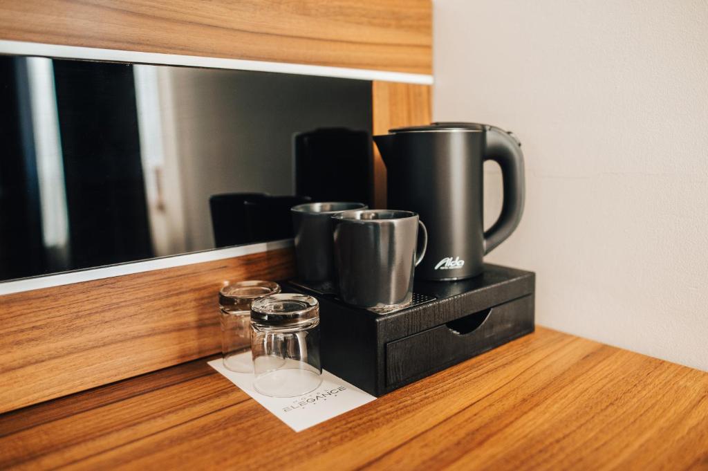 Příslušenství pro přípravu čaje a kávy v ubytování Hotel Elegance