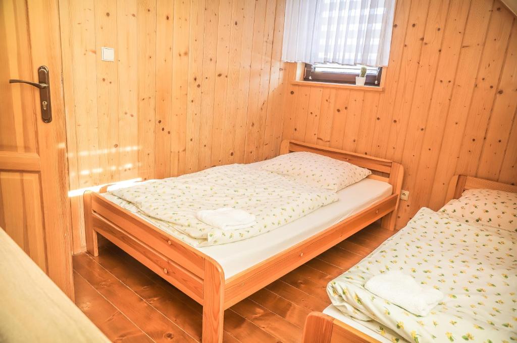 Posteľ alebo postele v izbe v ubytovaní Pod Świerkami