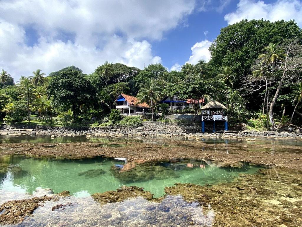 a house on the shore of a body of water at Secreto Frente Al Mar in Cacique