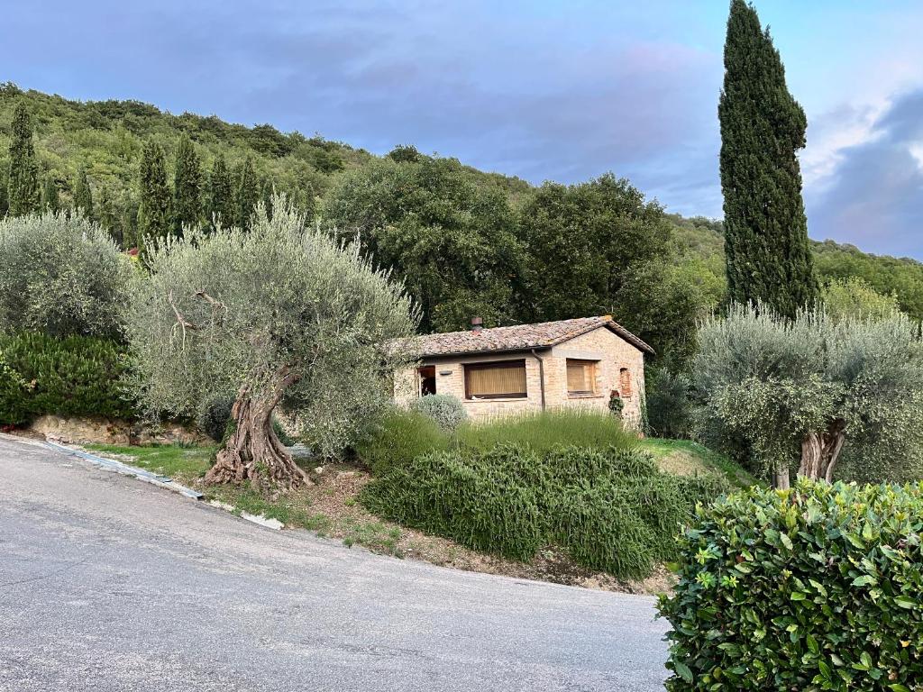 mały domek przy drodze w obiekcie Umbrian cottage retreat w mieście San Giovanni del Pantano