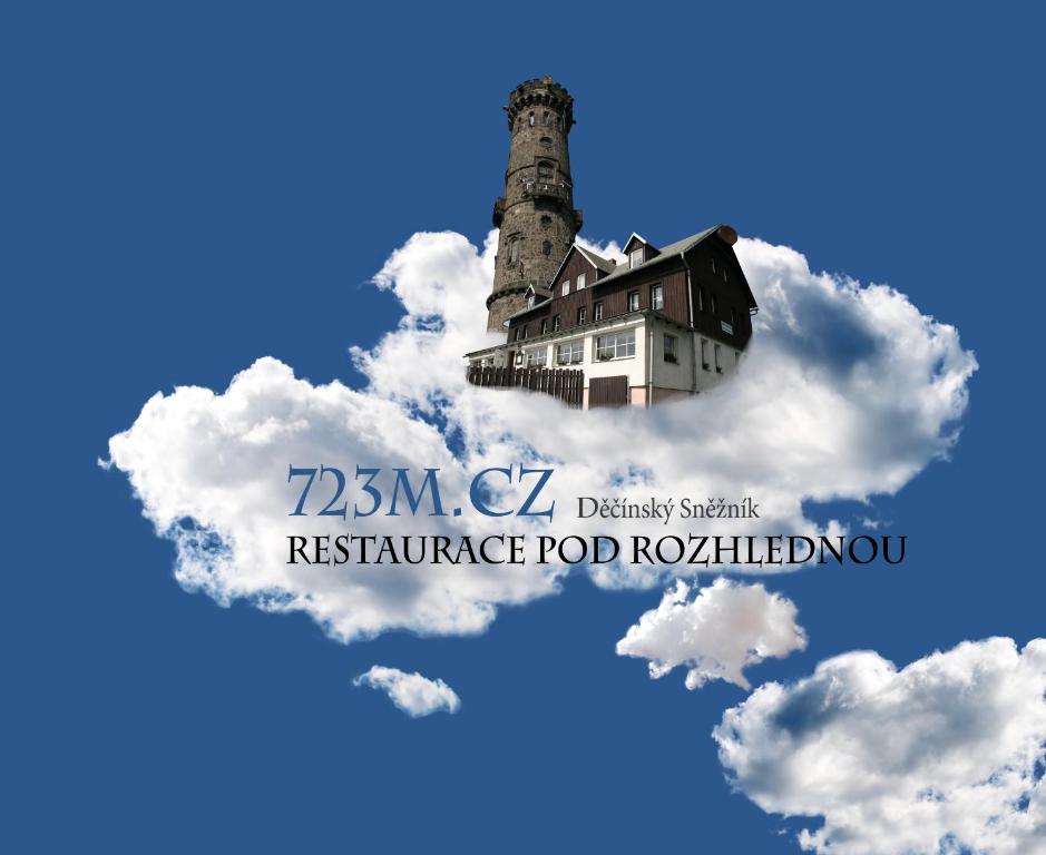 uma casa numa nuvem no céu em Guest House Pod Rozhlednou em Sněžnik