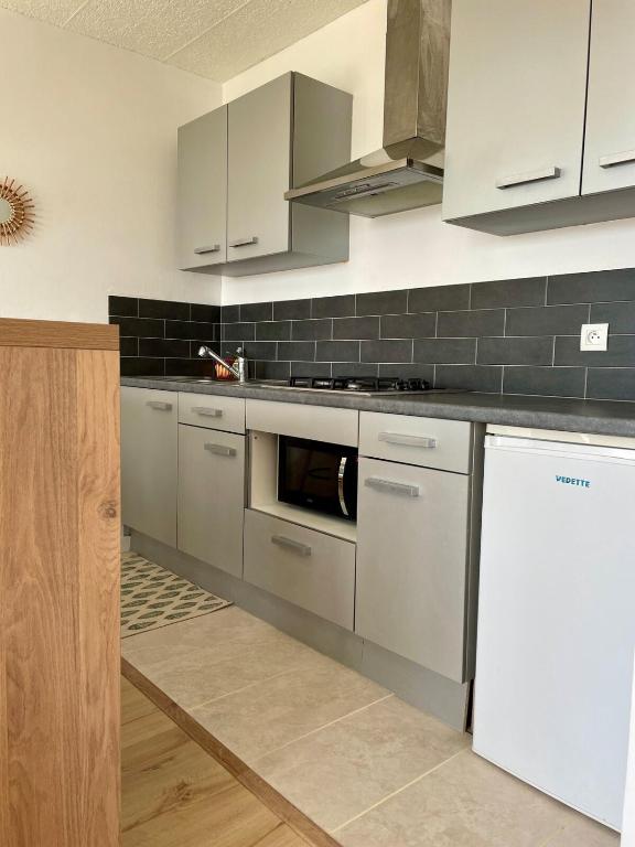 Kuchyň nebo kuchyňský kout v ubytování Appartement Hyper Cosy - Vue mer panoramique 180
