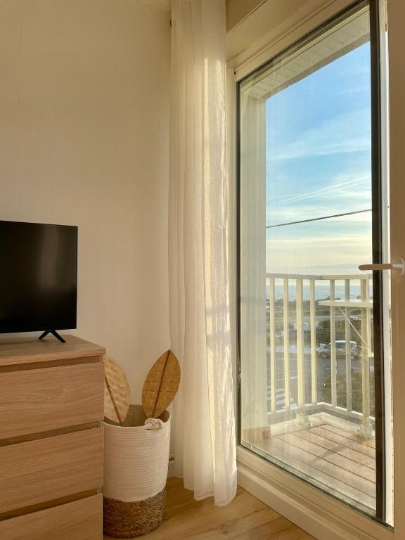 TV a/nebo společenská místnost v ubytování Appartement Hyper Cosy - Vue mer panoramique 180